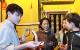 Người dân Hà Nội đến chùa cầu may mắn sáng mùng 1 Tết